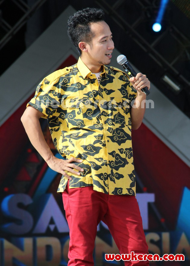 Gambar Foto Denny Cagur Saat Menjadi Host Konser 'Salut Indonesia'