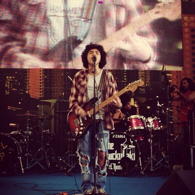 Gambar Foto Dul Jaelani Saat Tampil Bersama Bandnya Backdoor