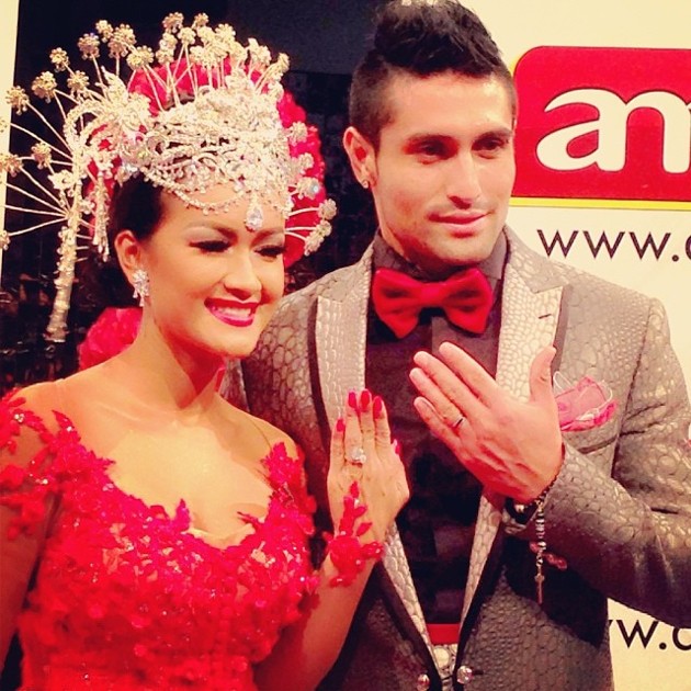 Gambar Foto Julia Perez dan Gaston Castano Pamerkan Cincin Mereka