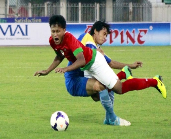 Gambar Foto Yandi Sofyan Dijatuhkan Pemain Kamboja