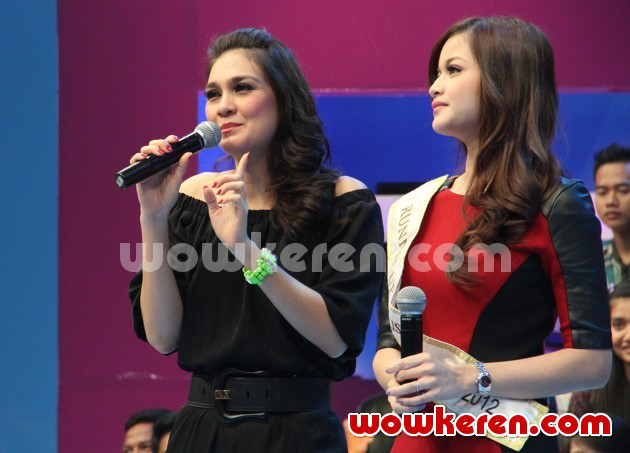 Gambar Foto Luna Maya Saat Menjadi Host Acara Musik 'Dahsyat'