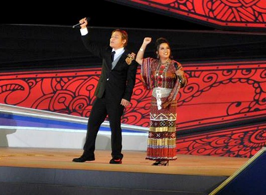 Gambar Foto Duet Htoo L Linn dan Sone Thin Parr Bawakan Lagu Tema SEA Games 2013