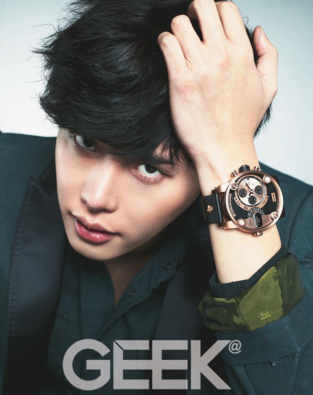 Gambar Foto Lee Jong Suk di Majalah Geeks Edisi Desember 2013