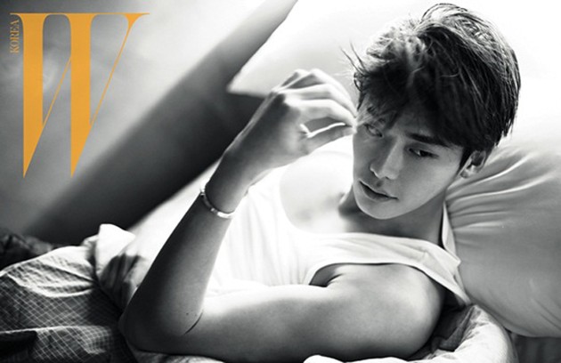 Gambar Foto Lee Jong Suk di Majalah W Korea Edisi Desember 2013