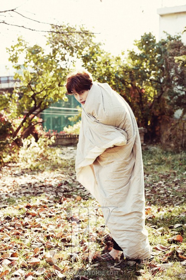 Gambar Foto Lee Jong Suk di Majalah W Korea Edisi Desember 2013