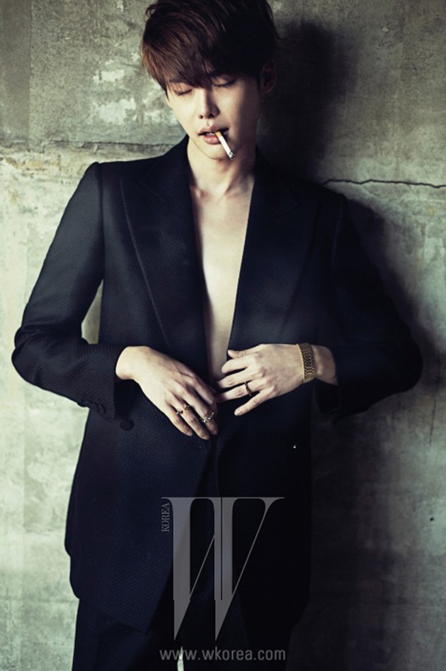 Gambar Foto Lee Jong Suk di Majalah W Korea Edisi Desember 2013