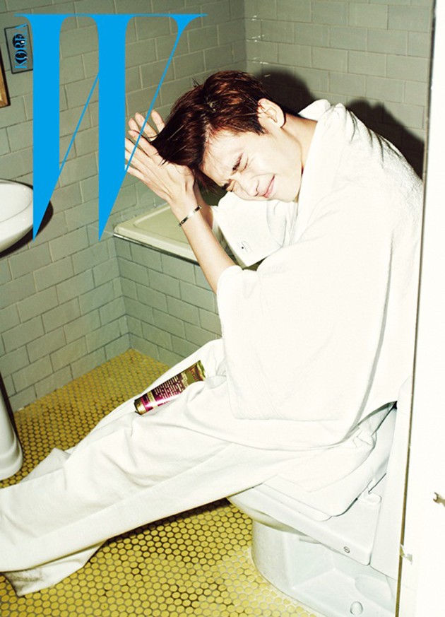 Gambar Foto Lee Jong Suk di Majalah W Korea Edisi Desember 2013