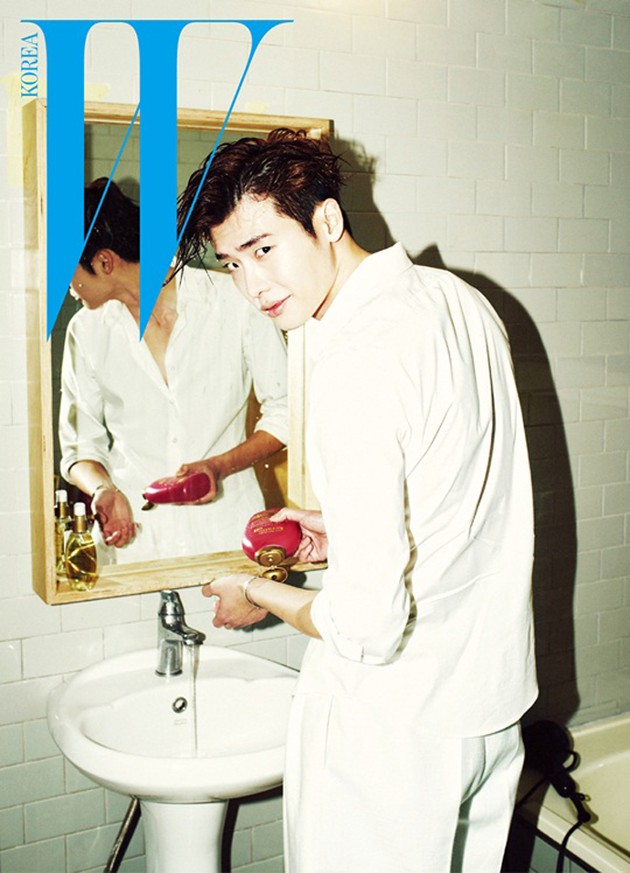 Gambar Foto Lee Jong Suk di Majalah W Korea Edisi Desember 2013