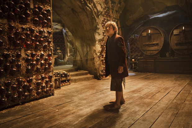 Gambar Foto Bilbo Baggins Mengamati Keadaan Sekitar