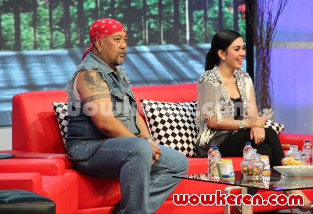 Gambar Foto Indro Warkop dan Syahrini Menjadi Bintang Tamu di 'Buka-Bukaan'
