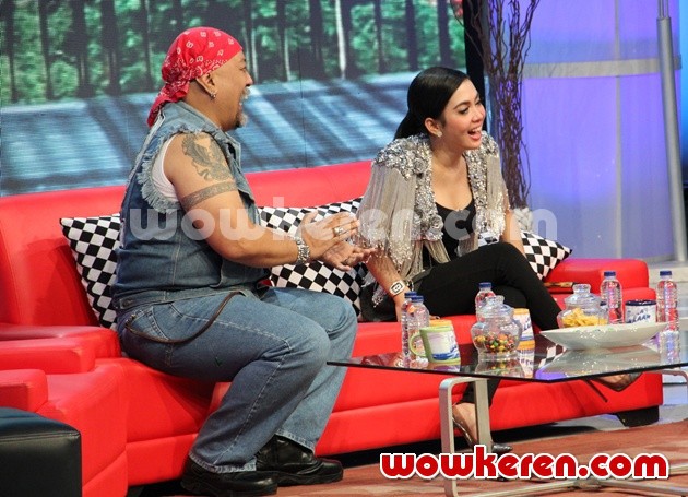 Gambar Foto Indro Warkop dan Syahrini Menjadi Bintang Tamu di 'Buka-Bukaan'