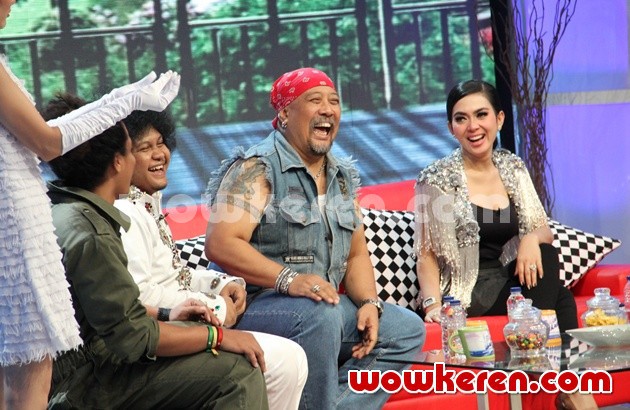 Gambar Foto Indro Warkop dan Syahrini Menjadi Bintang Tamu di 'Buka-Bukaan'