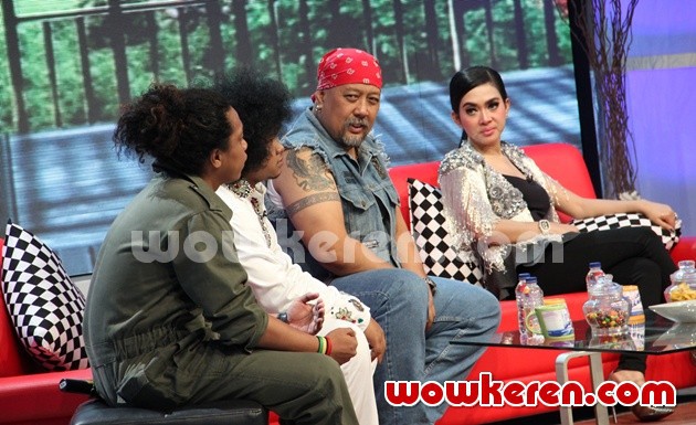 Gambar Foto Indro Warkop dan Syahrini Menjadi Bintang Tamu di 'Buka-Bukaan'