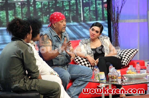 Gambar Foto Indro Warkop dan Syahrini Menjadi Bintang Tamu di 'Buka-Bukaan'