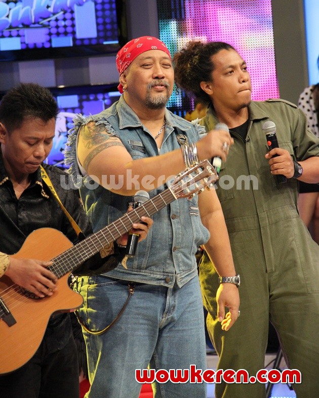 Gambar Foto Indro Warkop Tengah Syuting 'Buka-Bukaan'