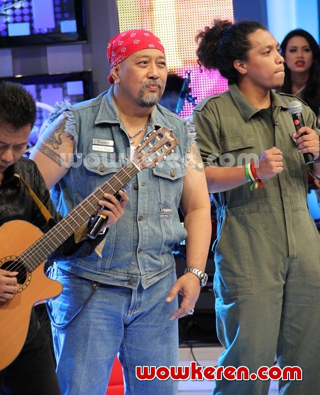 Gambar Foto Indro Warkop Tengah Syuting 'Buka-Bukaan'