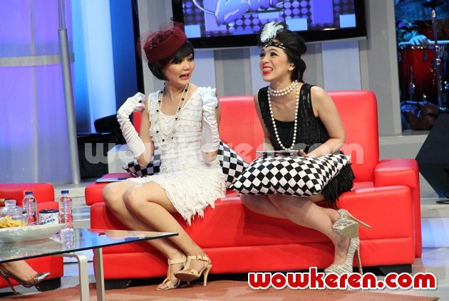 Gambar Foto Rina Nose dan Nycta Gina Memandu Acara 'Buka-Bukaan'