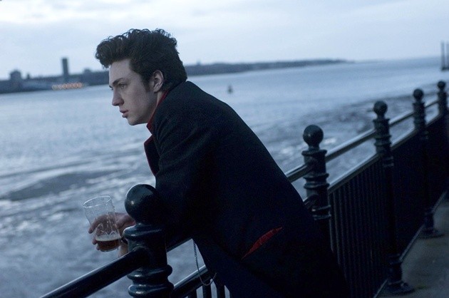 Gambar Foto Aaron Johnson Memerankan John Lennon di Film 'Nowhere Boy'