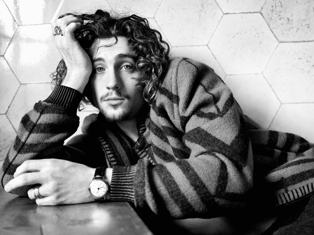 Gambar Foto Aaron Johnson Photoshoot