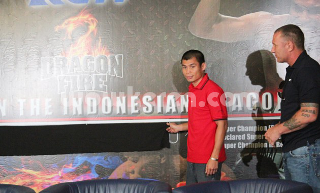 Gambar Foto Chris John Saat Menggelar Jumpa Pers