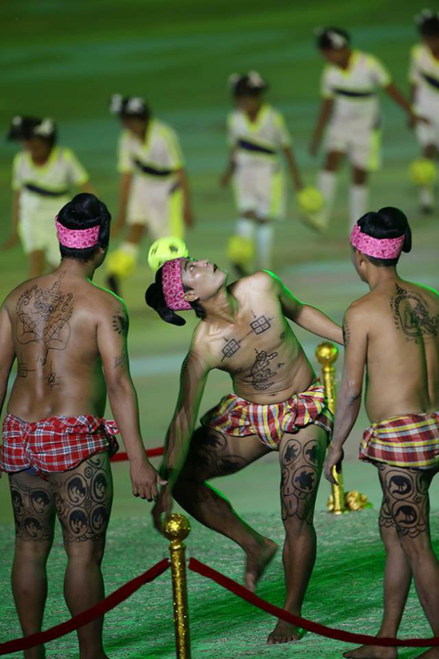 Gambar Foto Penampilan Olahraga Tradisional Myanmar Chinlone