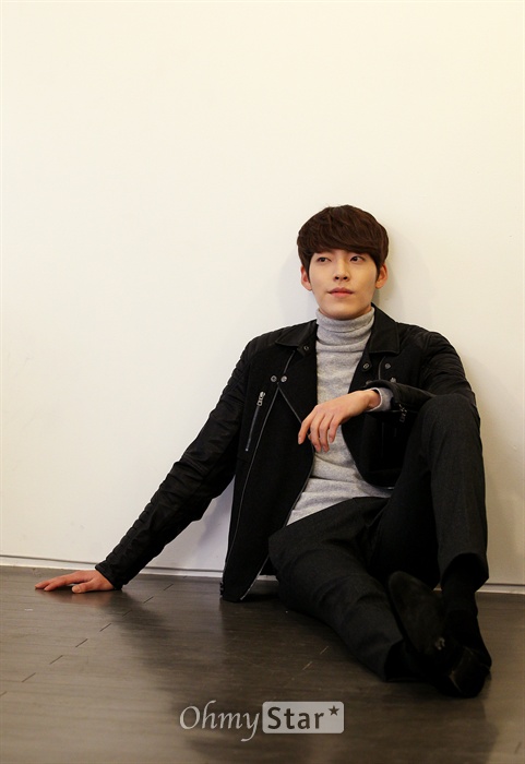 Gambar Foto Kim Woo Bin Saat Wawancara dengan Oh My Star
