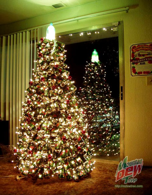 Gambar Foto Pohon Natal yang Dibuat dari Kaleng Minuman