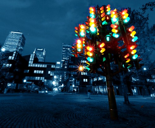 Gambar Foto Lampu Lalu Lintas Diubah Menjadi Pohon Natal
