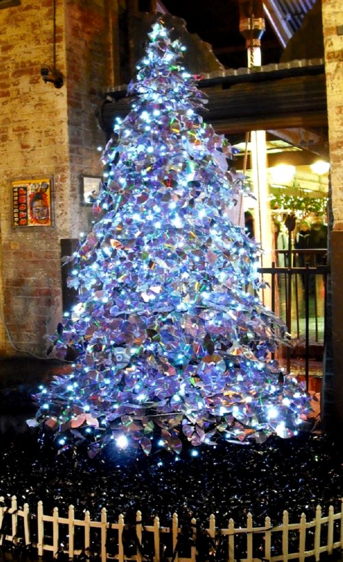Foto Pohon Natal yang Terbuat dari Emas Foto 2 dari 17 Foto Pohon Natal yang Terbuat dari Emas Foto 2 dari 17