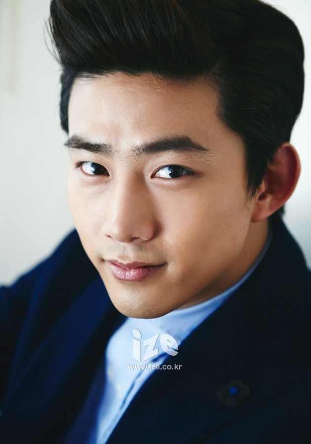Gambar Foto Taecyeon 2PM di Majalah Ize Edisi Desember 2013