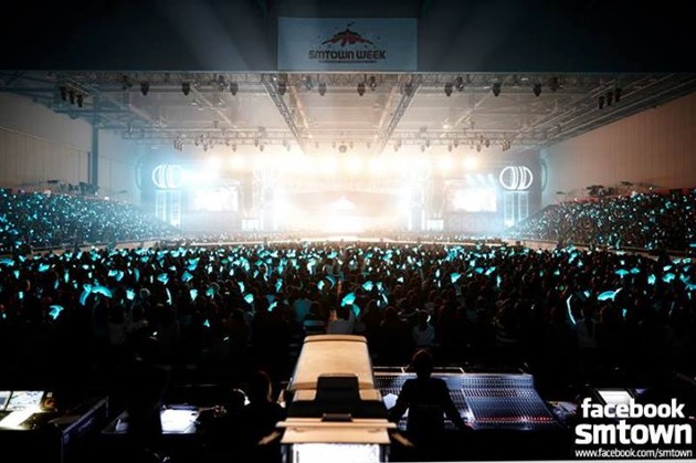Gambar Foto Antusiasme SHINee World yang Hadir di Konser 'The Wizard'
