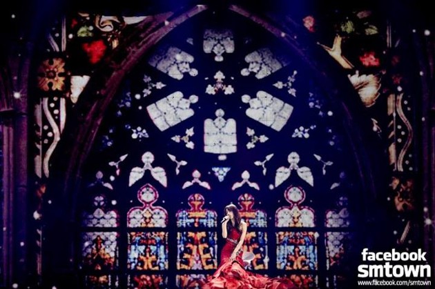 Gambar Foto Penampilan Solo Tae Yeon Nyanyikan Lagu 'My Grown Up Christmas List'