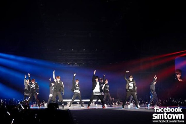 Gambar Foto EXO Saat Tampil di Konser 'SMTOWN WEEK' 'Christmas Wonderland'
