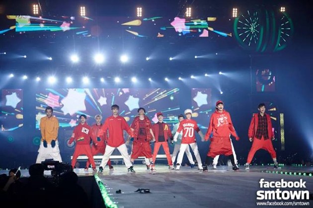 Gambar Foto EXO Saat Tampil Nyanyikan Lagu 'Happiness'