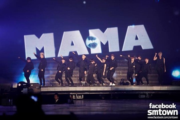 Gambar Foto EXO Saat Tampil Nyanyikan Lagu 'MAMA'