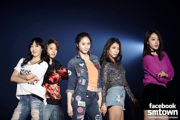 Gambar Foto f(x) Saat Tampil di Konser 'SMTOWN WEEK' 'Christmas Wonderland'