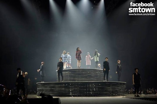 Gambar Foto EXO dan f(x) Tampil Nyanyikan Lagu Magic 'Castle'