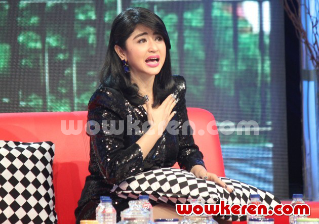 Gambar Foto Dewi Persik di Acara 'Buka-Bukaan'
