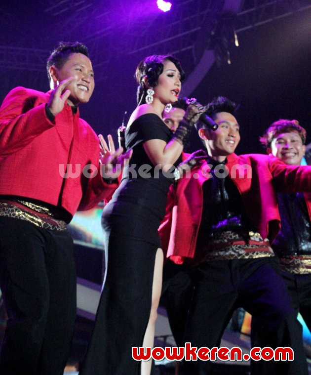 Gambar Foto Siti Badriah Saat Tampil di Konser 'Gempita 2014'