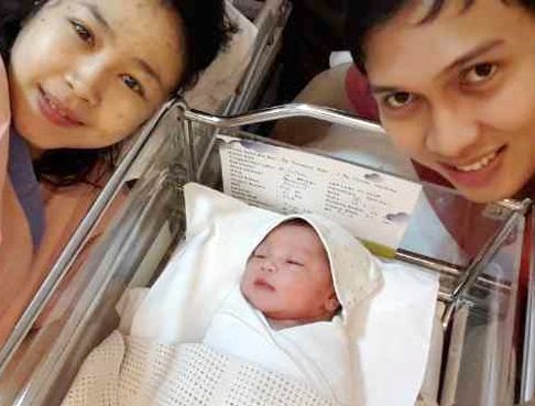 Gambar Foto Kebahagiaan Mohammad Ahsan Atas Kelahiran Putri Pertamanya