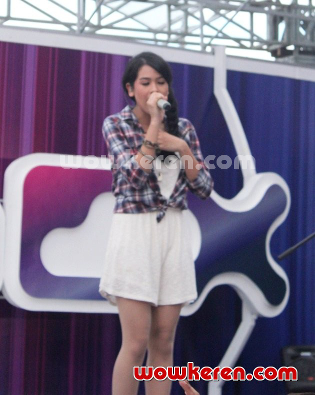 Gambar Foto Maudy Ayunda Saat Tampil di Acara 'Inbox'
