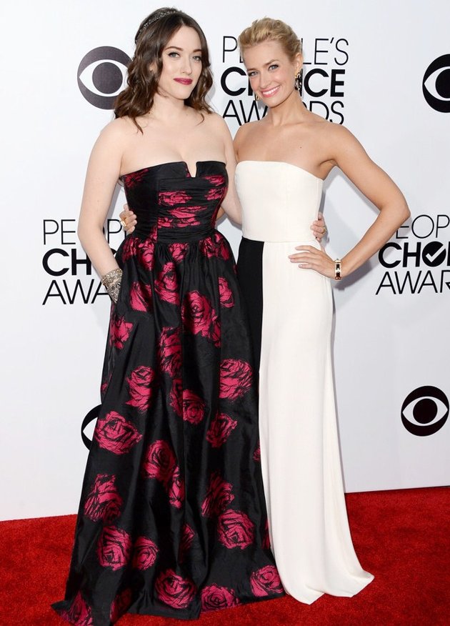 Gambar Foto Kat Dennings dan Beth Behrs di Red Carpet People's Choice Awards 2014