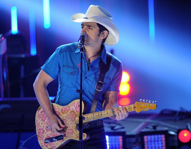 Gambar Foto Penampilan Brad Paisley di People's Choice Awards 2014
