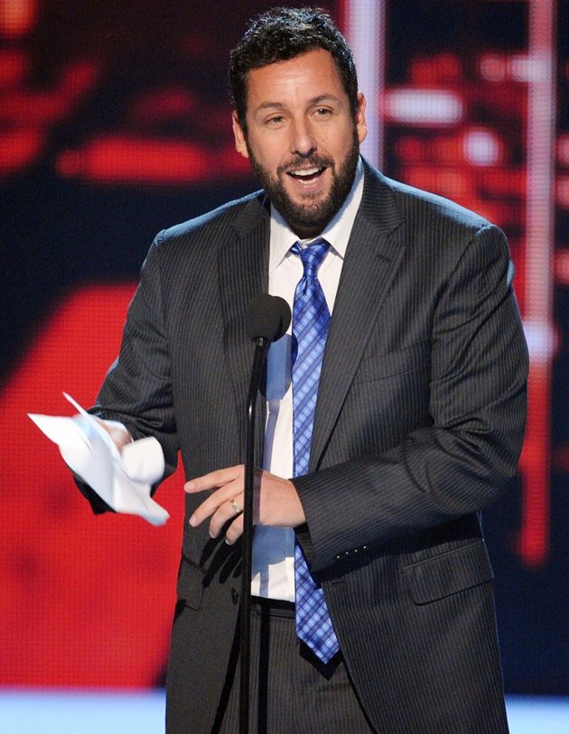 Gambar Foto Adam Sandler Raih Piala Favorite Comedic Movie Actor