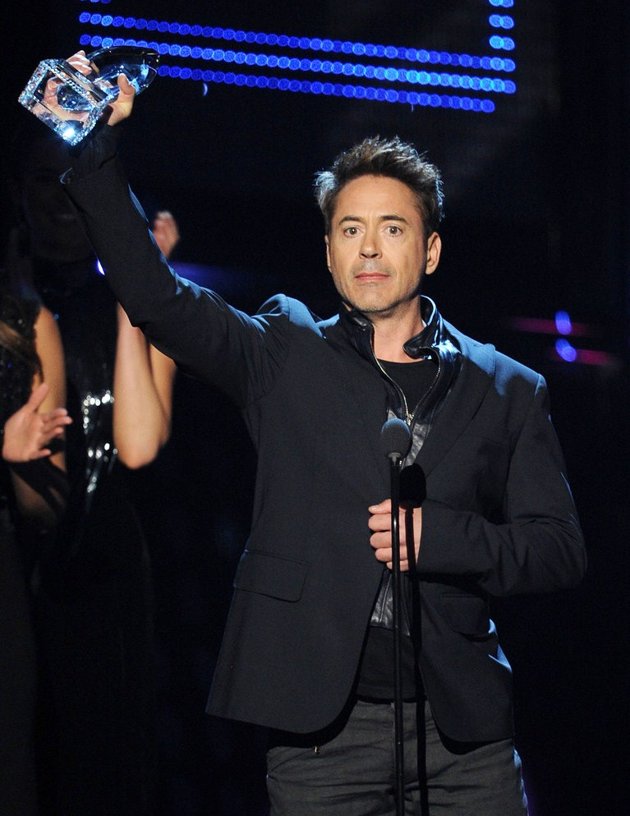 Gambar Foto Robert Downey Jr. Raih Piala Favorite Action Movie Star