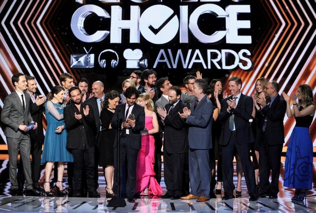 Gambar Foto Para Pemain Serial 'The Big Bang Theory' Saat Terima Piala Favorite Network TV Comedy