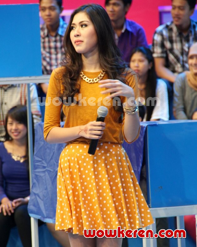 Gambar Foto Syahnaz Sadiqah Saat Menjadi Host 'Dahsyat'