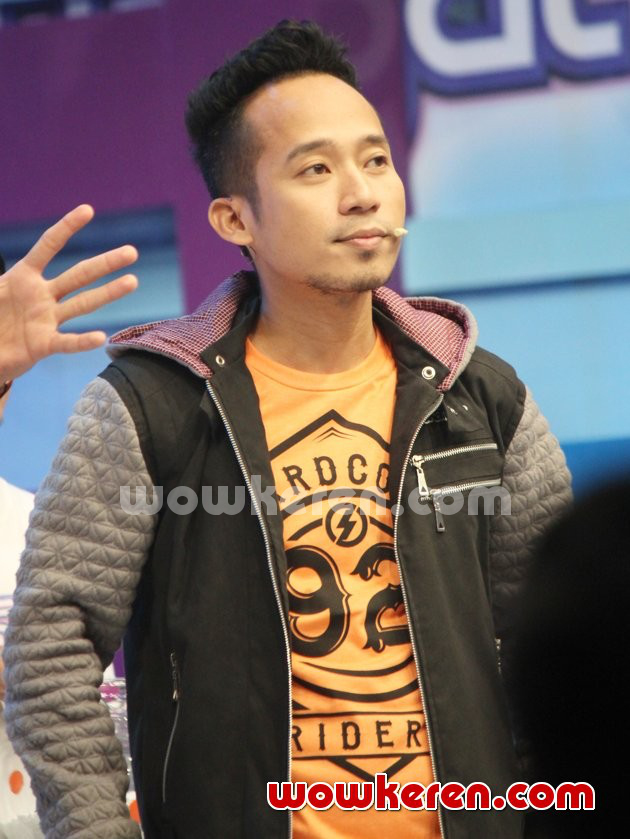 Gambar Foto Denny Cagur di Acara Musik 'Dahsyat'