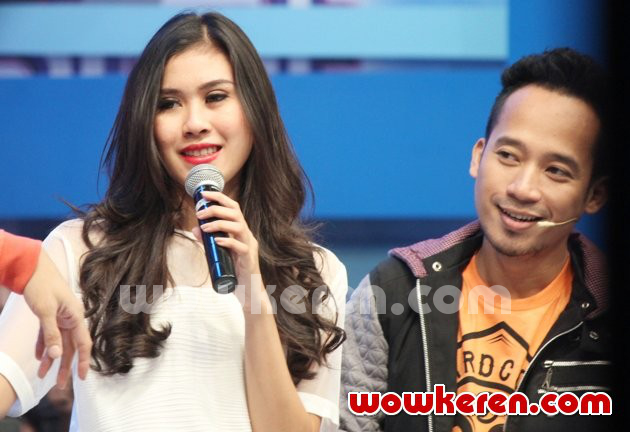 Gambar Foto Syahnaz Sadiqah dan Denny Cagur di Acara 'Dahsyat'