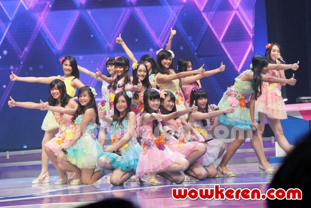 Gambar Foto JKT48 di Konser 'Gazpol Enerzik Menuju Dahsyatnya Awards 2014'